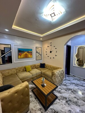 TV - 2-BR-Apt With Amazing Views, Stable AC + Starlink WiFi & 247PWR (Lagos)
