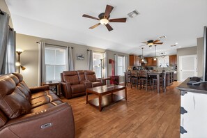 TV, fireplace, books - Bay-View Delight / Sleeps 8 (Rockport)