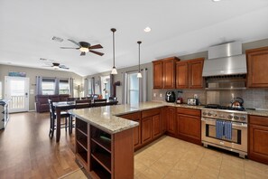 Fridge, microwave, oven, stovetop - Bay-View Delight / Sleeps 8 (Rockport)