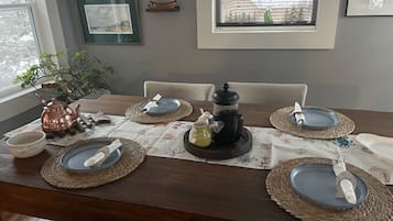 Deluxe Triple Room, Sea View | Dining