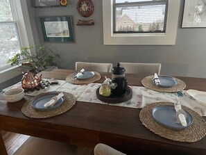 Deluxe-Dreibettzimmer, 2 Schlafzimmer, Meerblick | Speisen