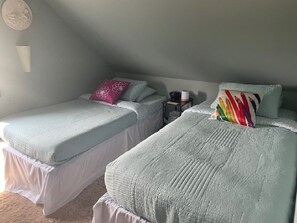 Kolmen hengen deluxe-huone, merinäköala | Ylelliset vuodevaatteet, pimennysverhot, vauvan matkasänky