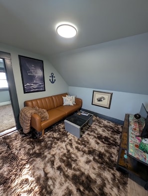 Kolmen hengen deluxe-huone, merinäköala | Oleskelualue | Älytelevisio, Netflix, suoratoistopalvelut