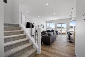 Living area - Luxury 4BD/3BA Family Home by Seton Hospital (Calgary)
