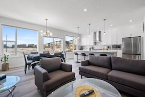 Interior - Luxury 4BD/3BA Family Home by Seton Hospital (Calgary)