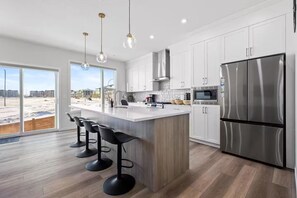 Private kitchen - Luxury 4BD/3BA Family Home by Seton Hospital (Calgary)