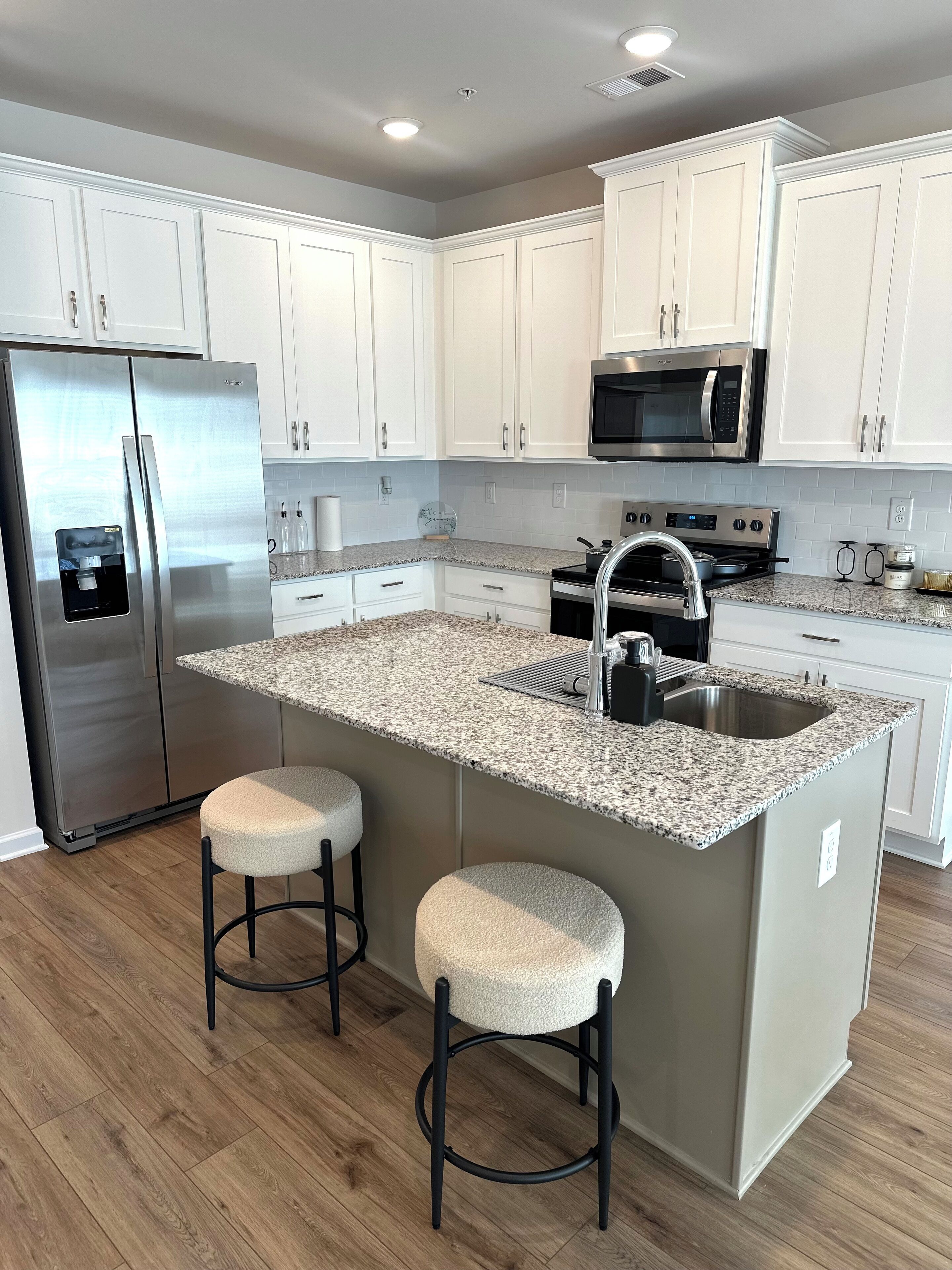 Mikrobølgeovn, ovn, kokeplater og oppvaskmaskin