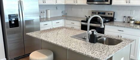 Mikrobølgeovn, ovn, kokeplater og oppvaskmaskin