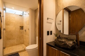 Een douche, een haardroger, handdoeken