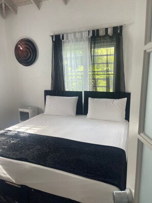3 bedrooms, iron/ironing board, free WiFi, bed sheets - Spacious Luxe Art House (Jennings)