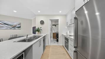 Apartment, City View | Private kitchen