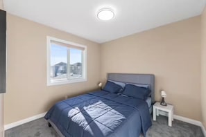 3 bedrooms, WiFi, bed sheets - Family-Friendly 3-Bed | Super Close to Airport! (Calgary)