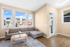 Living area - Family-Friendly 3-Bed | Super Close to Airport! (Calgary)