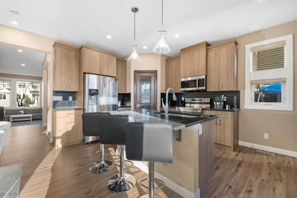 Private kitchen - Family-Friendly 3-Bed | Super Close to Airport! (Calgary)
