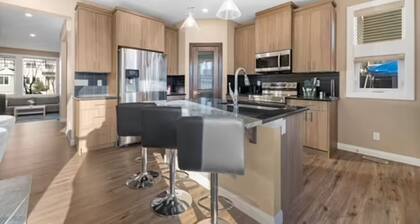 Family-Friendly 3-Bed | Super Close to Airport!