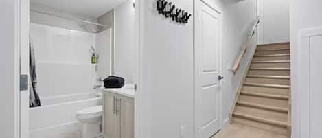 Serviettes fournies, savon, papier toilette