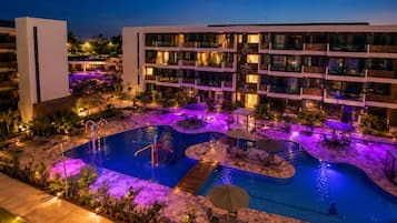 7 piscinas al aire libre, sombrillas, sillones reclinables de piscina
