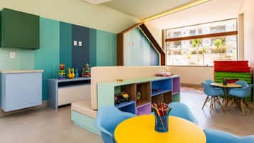 Un'area giochi per bambini con mobili e giocattoli colorati.