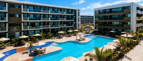 Apartamento | Piscina | 7 piscinas externas, funciona das 6h30 às 22h30, guarda-sóis