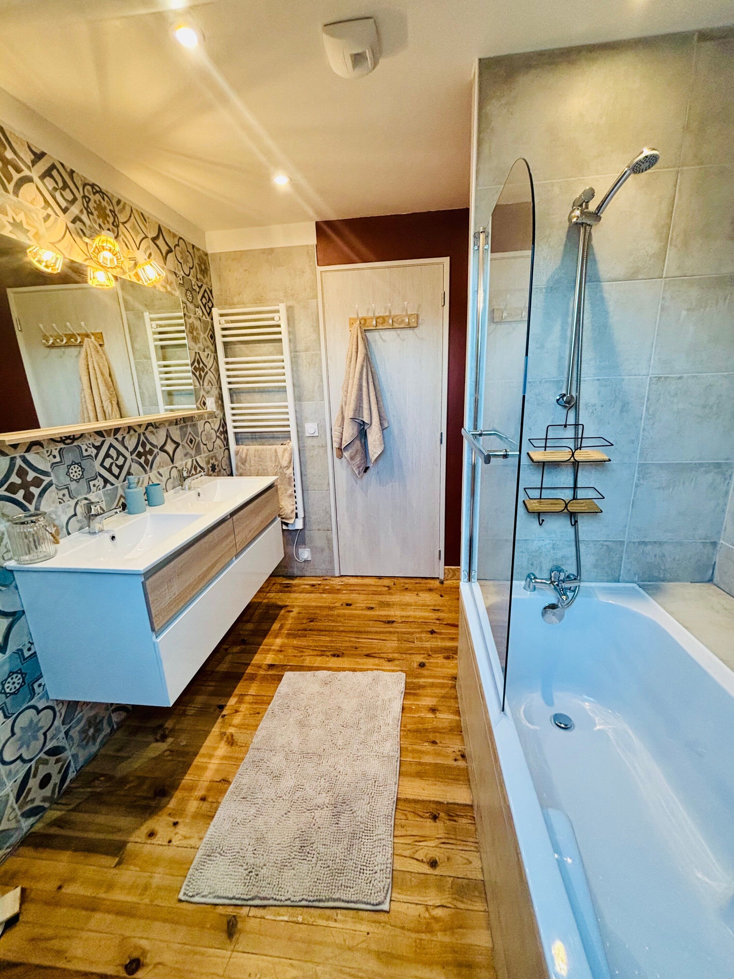 Een douche, een haardroger, handdoeken
