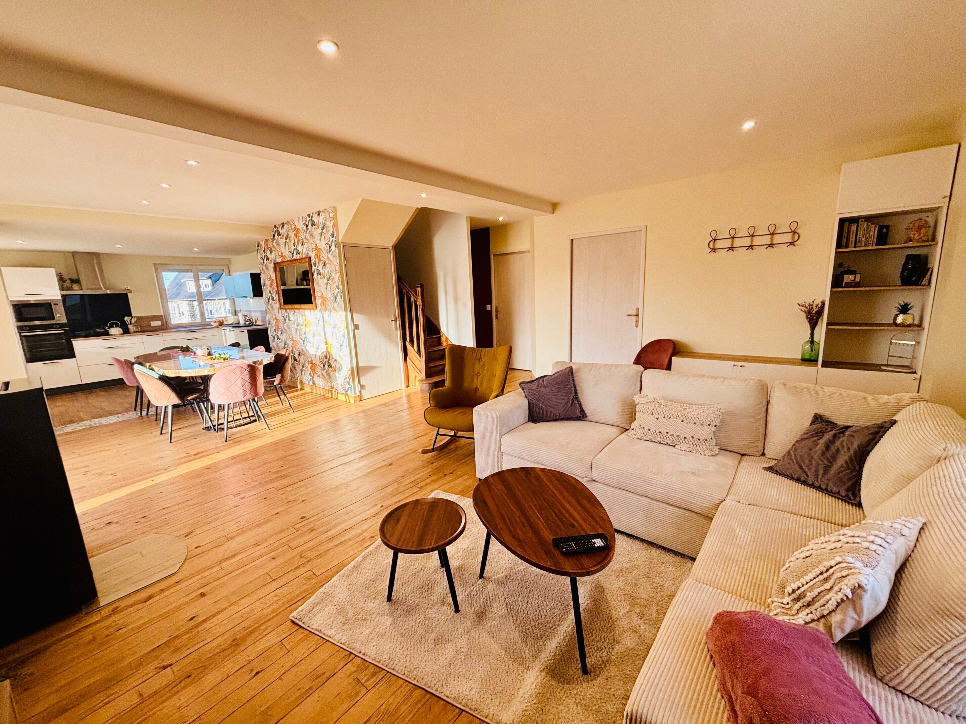 Fernseher, Kamin, Tischtennisplatte