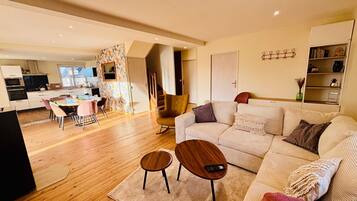 Fernseher, Kamin, Tischtennisplatte