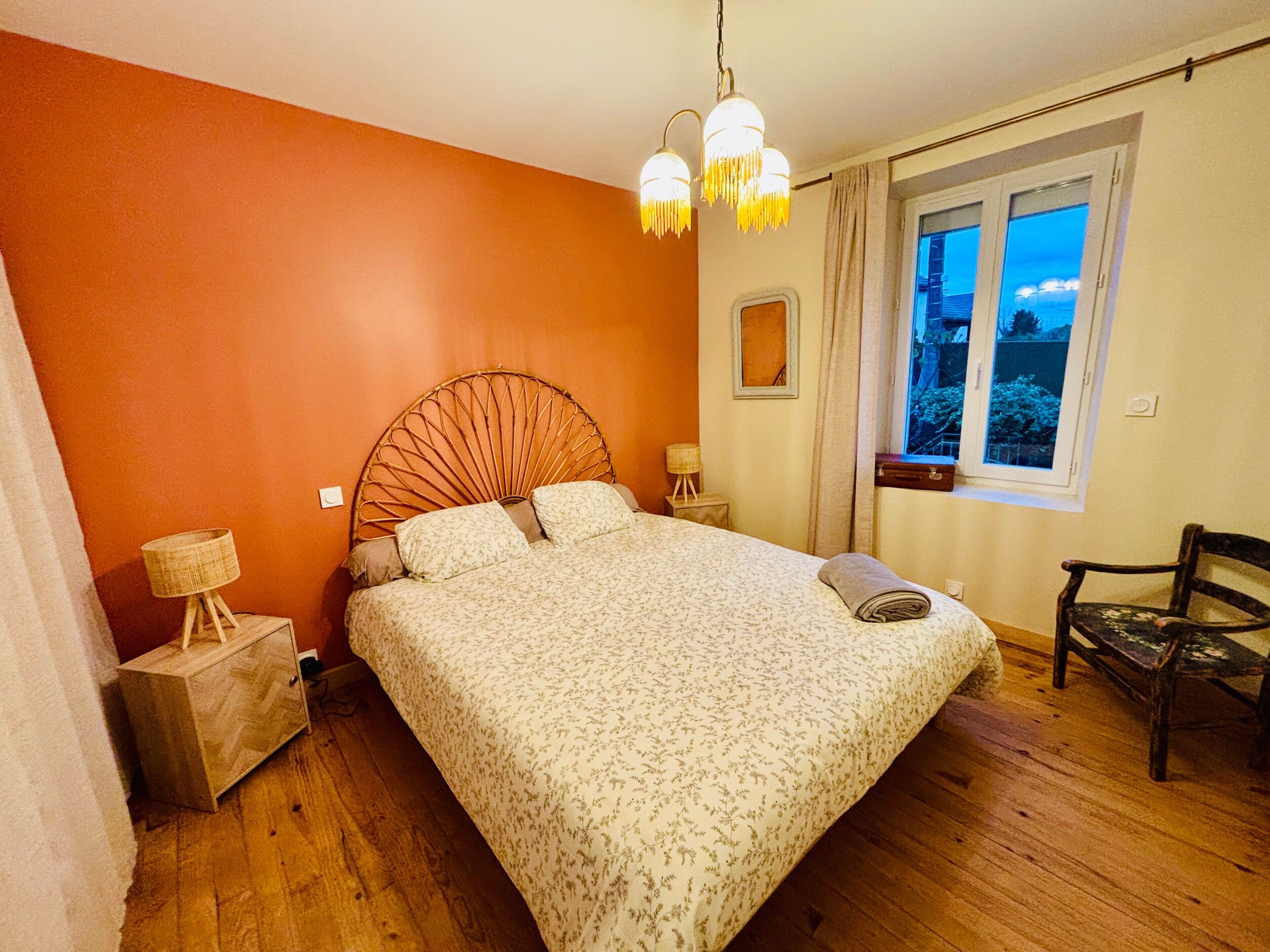 Tabla de planchar con plancha, wifi y ropa de cama 