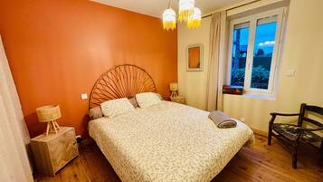 Tabla de planchar con plancha, wifi y ropa de cama