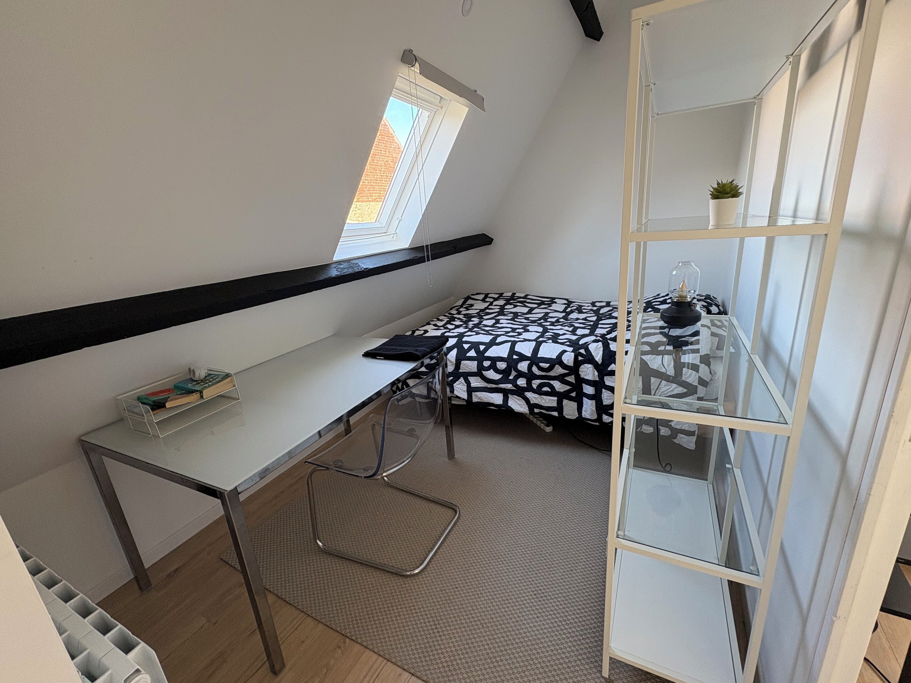 3 chambres, bureau, fer et planche à repasser, lit de bébé portatif