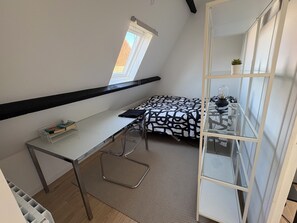 3 chambres, bureau, fer et planche à repasser, lit de bébé portatif