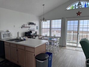 Microwave, oven, stovetop, dishwasher - Volare at the Sea 
3-bedroom townhome with Ocean View and Pool (North Topsail Beach)