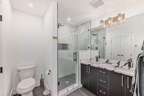 Towels, soap, toilet paper - Walkout Bungalow with Pond Views (Delacour)