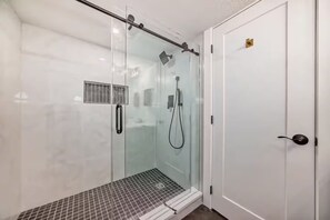 Towels, soap, toilet paper - Walkout Bungalow with Pond Views (Delacour)