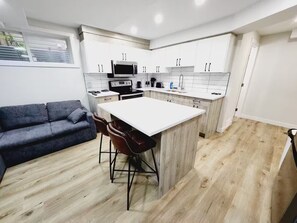 Private kitchen - Cozy 1 Bedroom Basement Suite (Calgary)