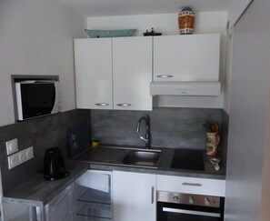 Fridge, microwave, oven, stovetop - Apartment 100m from the beach, large loggia (Villers-sur-Mer)