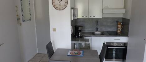 Geladeira, micro-ondas, fogão, cooktop