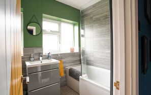 Haartrockner, Handtücher, Seife, Shampoo