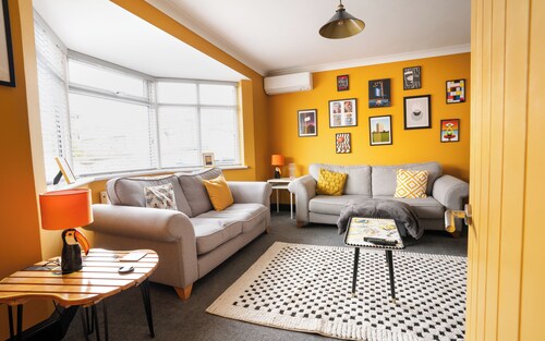 Retro Margate Getaway | Sleeps 6 | 10 Minute Walk to Beach & Old Town