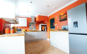 Coffee/tea maker, fridge, microwave, oven - Retro Margate Getaway | Sleeps 6 | 10 Minute Walk to Beach & Old Town (Margate)