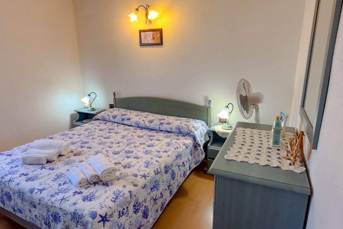 2 habitaciones, cuna de viaje y ropa de cama 