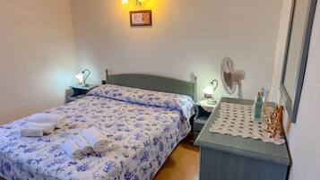 2 habitaciones, cuna de viaje y ropa de cama