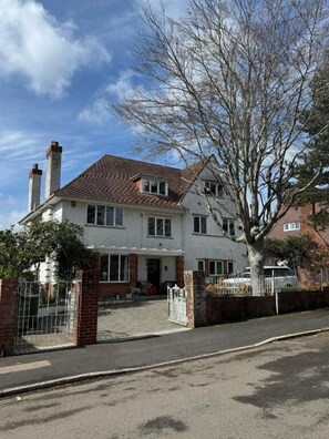 Superior Double Room, Non Smoking, Garden View | Exterior - West Ave Exeter (Exeter)