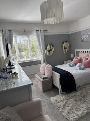 Deluxe Double Room, Non Smoking, Garden View | In-room safe, free WiFi - West Ave Exeter (Exeter)