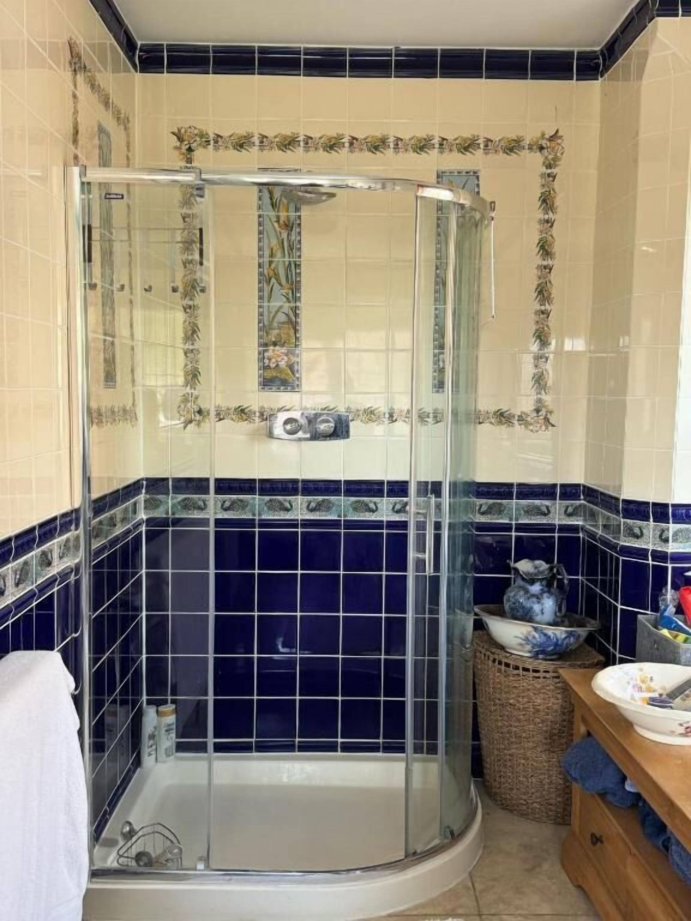 Chambre Double Supérieure, non-fumeurs, vue jardin | Salle de bain | Sèche-cheveux, serviettes fournies, savon, shampoing