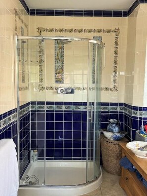 Superior Double Room, Non Smoking, Garden View | Bathroom | Hair dryer, towels, soap, shampoo - West Ave Exeter (Exeter)