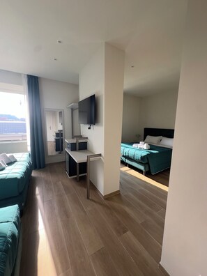 مكتب ومكواة/لوح كي وواي فاي مجانًا