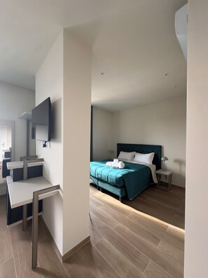 مكتب ومكواة/لوح كي وواي فاي مجانًا