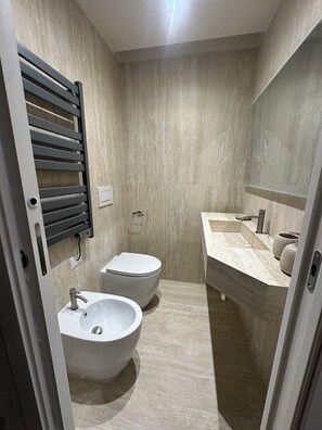 Suite Luxe, niveau Exécutif | Salle de bain | Douche, sèche-cheveux, serviettes fournies, savon