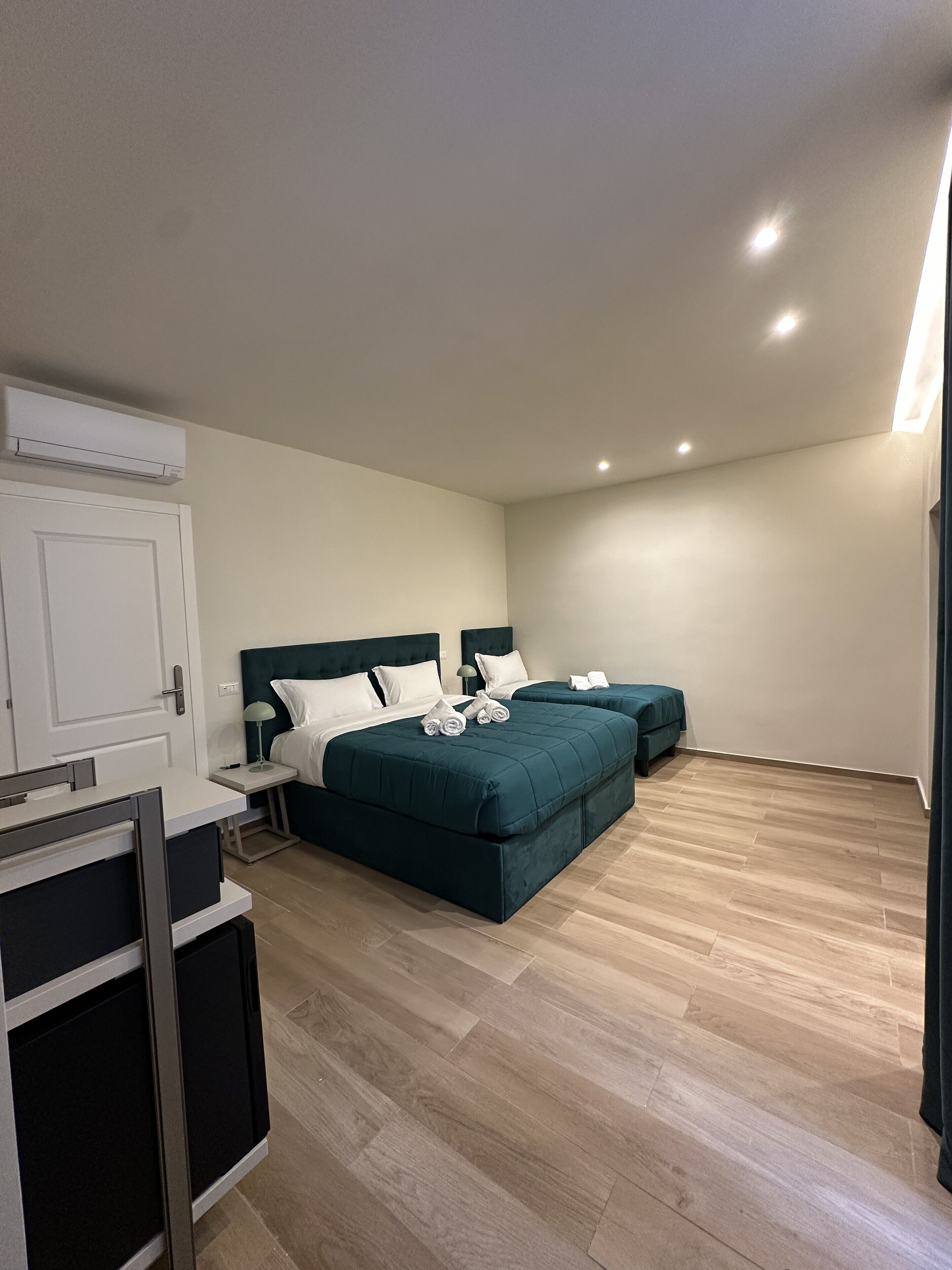 Comfort Triple Room, Non Smoking, Courtyard View | Desk, iron/ironing board, free WiFi