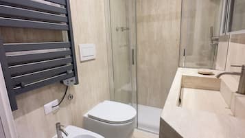 Luxury Suite, Executive Level | Bathroom | Shower, hair dryer, towels, soap